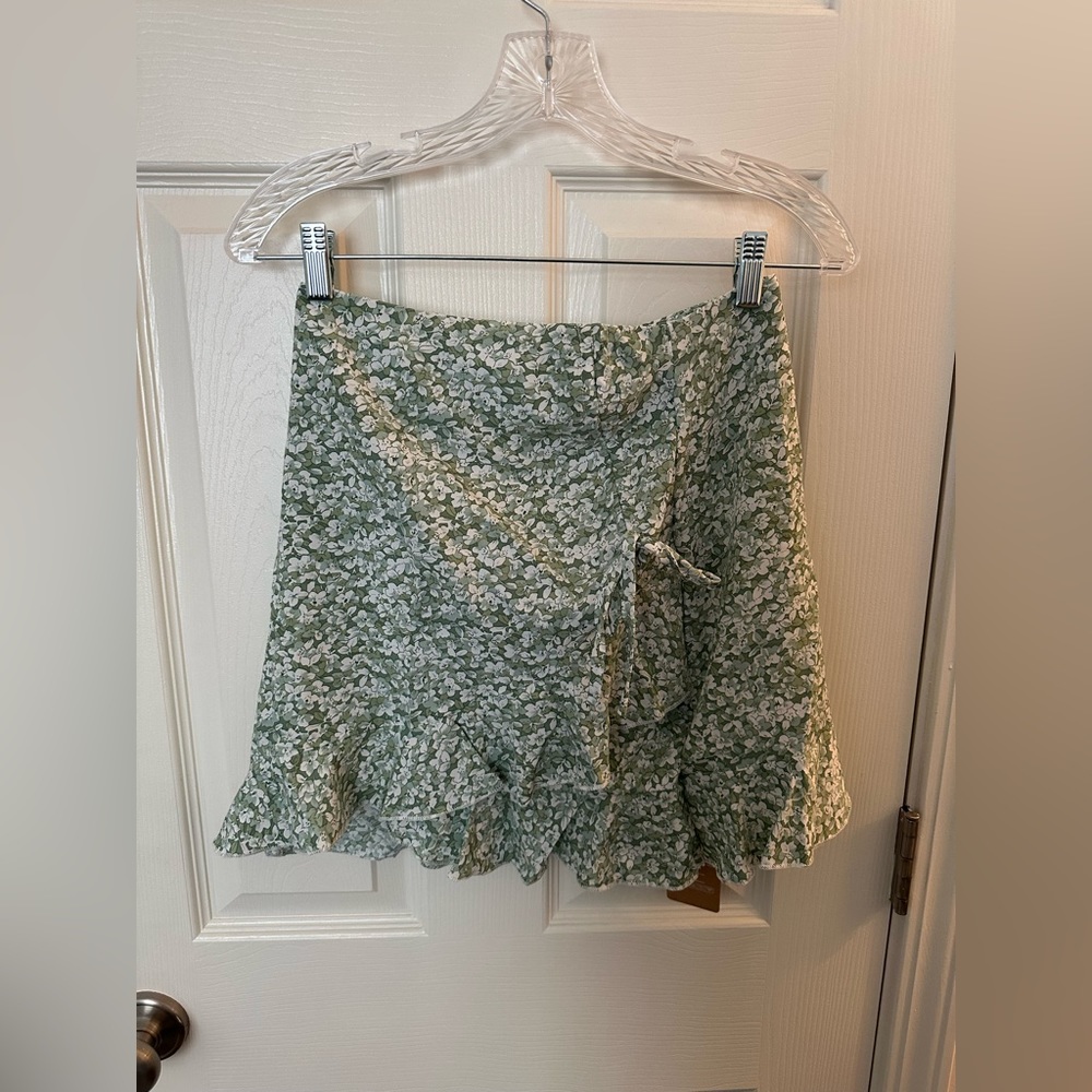 Women’s green floral skirt, size small US 4